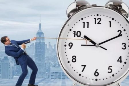 الساعة القانونية تعود.. والمواطن يترقب نهاية معاناة التوقيت المزدوج