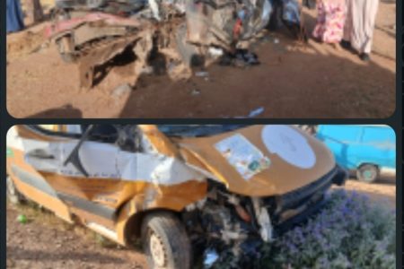 طريق الموت 316 يبتلع ضحايا جدداً.. حادث مروّع بين أولاد افرج وبولعوان يحول لحظات عادية إلى مأساة دامية في مشهد مأساوي هزّ المنطقة وأعاد زرع الرعب في نفوس مستعملي الطريق، تحولت الطريق رقم 316 الرابطة بين أولاد افرج وبولعوان، إلى مسرح لحادث سير خطير خلف خسائر بشرية ومادية جسيمة، وسط أجواء من الصدمة والهلع بين المواطنين. الحادث، الذي وُصف من طرف شهود عيان بالمروّع، خلف حالة استنفار واسعة بعين المكان، بعدما تحولت لحظات عابرة إلى دقائق دامية امتزجت فيها أصوات الاصطدام القوي بصرخات الاستغاثة، في مشهد مؤثر هزّ كل من عاين الواقعة. وفور توصلها بالإشعار، انتقلت عناصر الدرك الملكي والسلطات المحلية وفرق الوقاية المدنية بسرعة إلى مكان الحادث، حيث باشرت عمليات التدخل والإسعاف ونقل المصابين، في وقت فُتح فيه تحقيق لكشف الأسباب الحقيقية والظروف المحيطة بهذه الفاجعة الجديدة. ويعيد هذا الحادث الدامي إلى الواجهة التساؤلات المتزايدة حول أسباب تكرار الحوادث بهذا المحور الطرقي، الذي بات يوصف لدى كثيرين بـ”طريق الموت”، في ظل دعوات متجددة إلى تعزيز السلامة الطرقية واتخاذ إجراءات أكثر صرامة للحد من نزيف الأرواح.